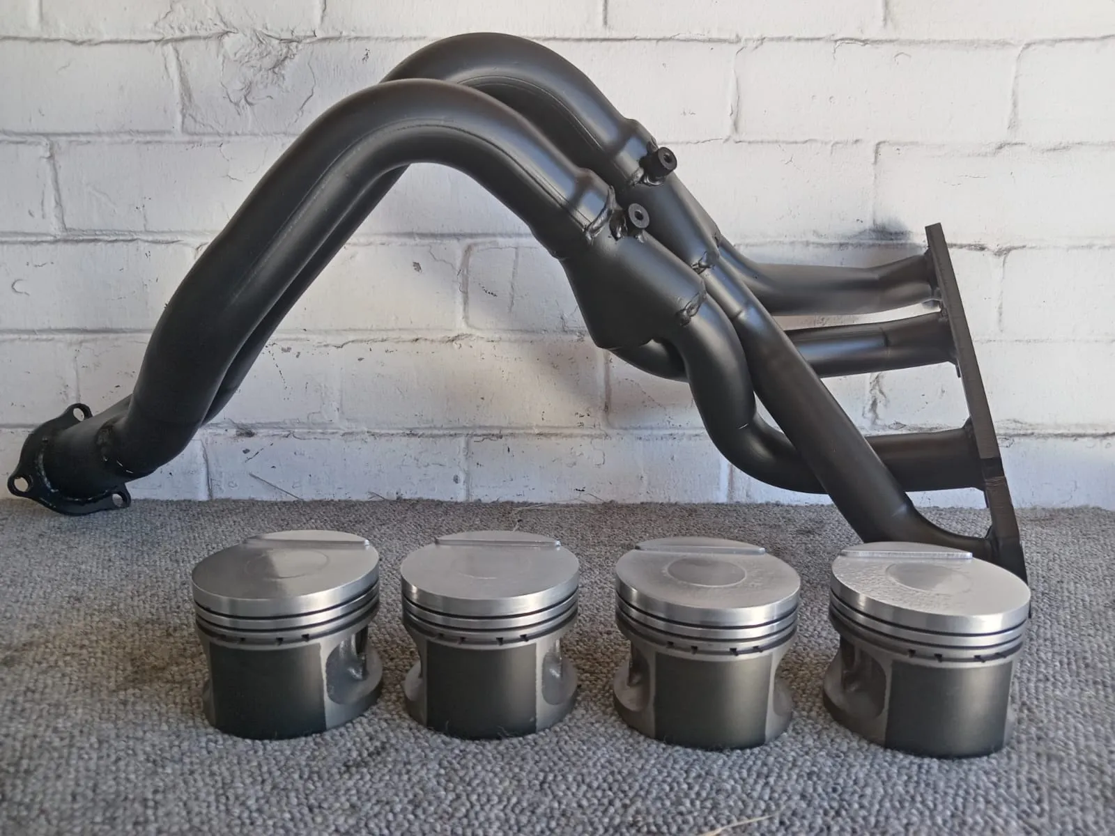 A ceramic-coated exhaust manifold and pistons