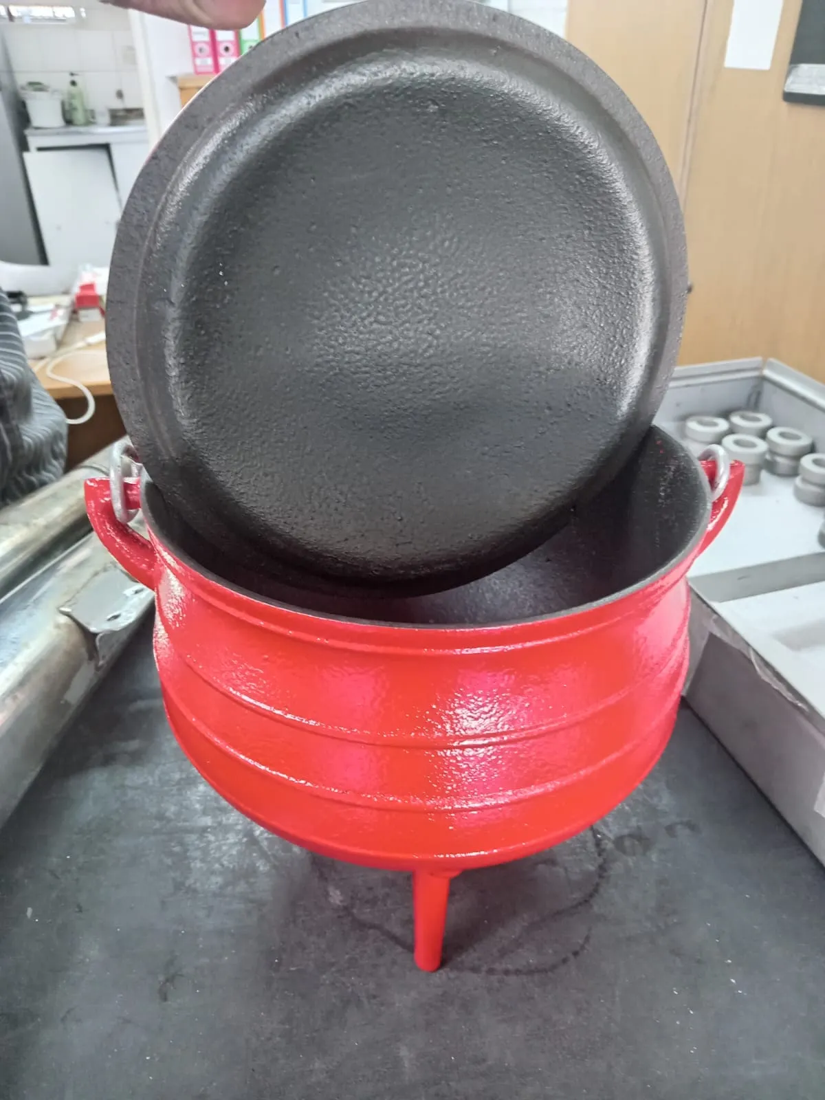 A recoated potjie pot