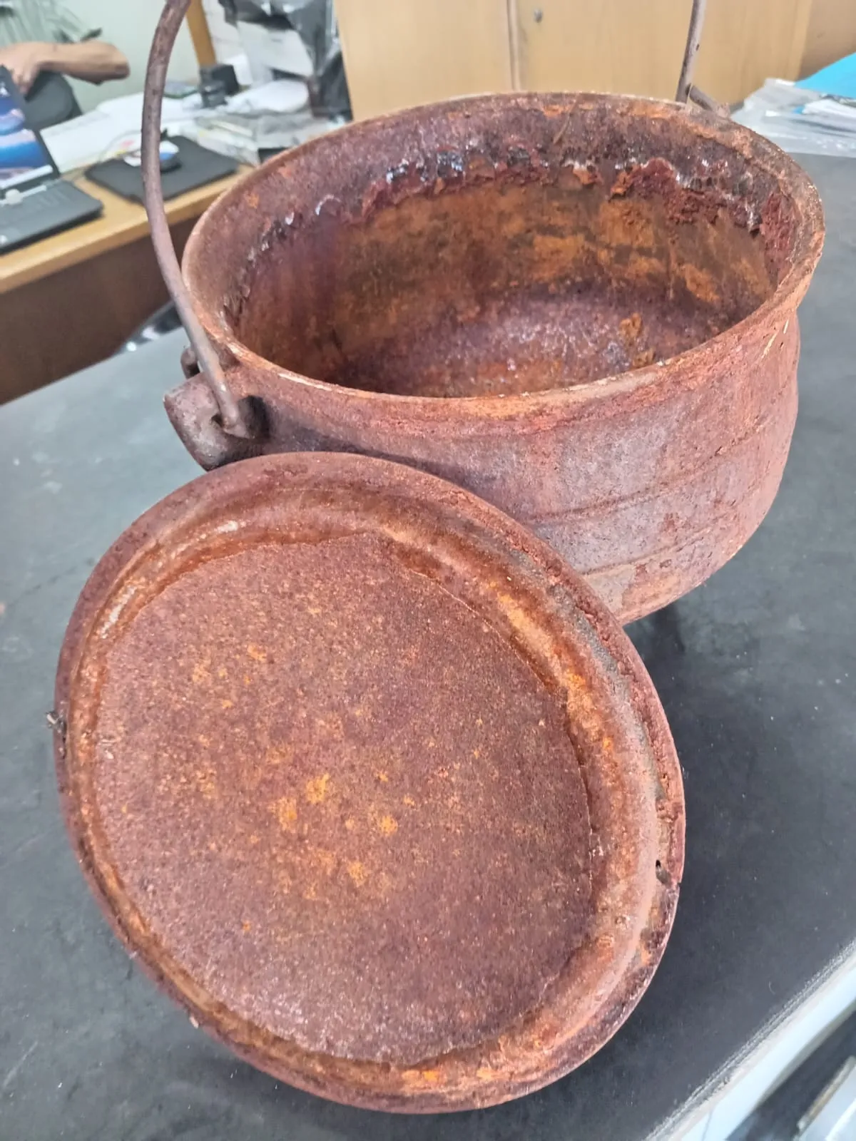 A neglected, weathered No. 4 potjie pot before coating